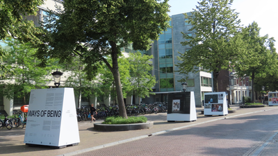 915055 Afbeelding van losstaande fotomodules van de buitenexpositie 'WAYS OF BEING - QUEER REALITIES', aan de ...